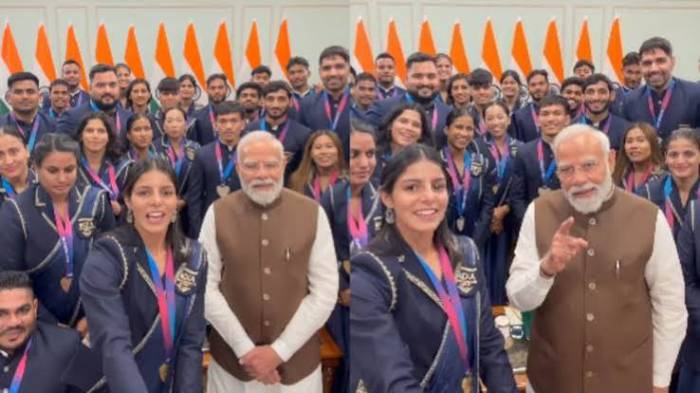 காமன்வெல்த் பதக்க வீரர்கள் பிரதமர் மோடியை சந்தித்து வாழ்த்து பெற்றனர்.