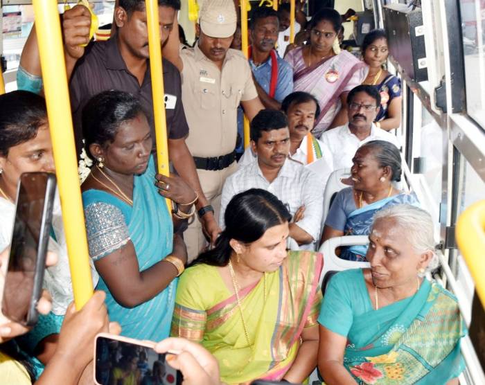 சமூக நலன் மற்றும் மகளிர் உரிமைத் துறை அமைச்சர் அவர்கள் 2 புதிய  வழித்தடங்களுக்கான பேருந்து சேவைகளை தொடங்கி வைத்தார்.