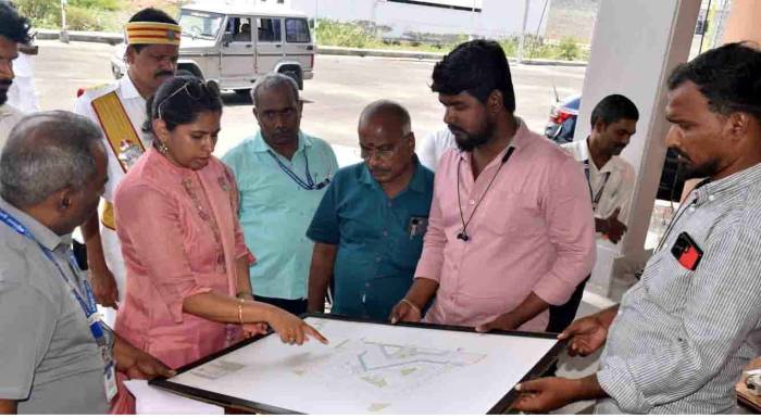 மாவட்ட ஆட்சித்தலைவர் அவர்கள் திருவில்லிபுத்தூர் வட்டாரப் பகுதிகளில் அரசின் பல்வேறு வளர்ச்சி திட்டப்பணிகள் குறித்து பார்வையிட்டு ஆய்வு செய்தார்.