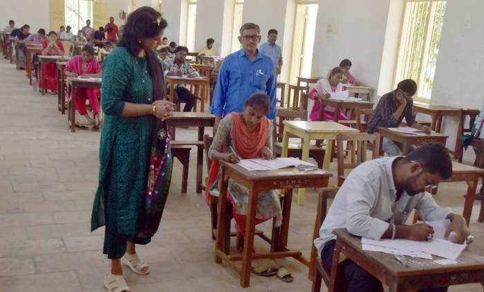 தமிழ்நாடு அரசு பணியாளர் தேர்வாணையம் நடத்திய தொழில்நுட்ப பணியாளர் பணியிடங்களுக்கான தேர்வு மையத்தில் மாவட்ட ஆட்சித்தலைவர் அவர்கள் ஆய்வு செய்தார்.