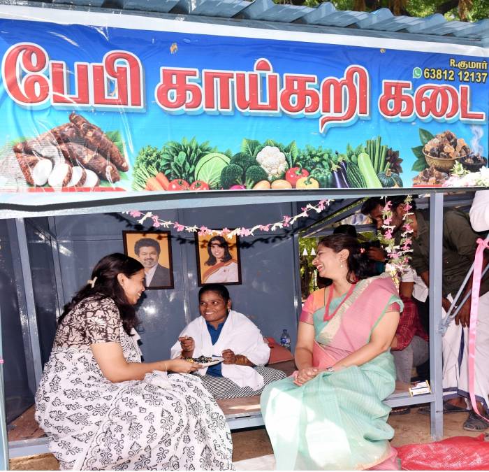 மாற்றுத்திறனாளி திரு.குமார் என்பவர் விடுத்த கோரிக்கையை ஏற்று காய்கறி கடையினை திறந்து வைத்து முதல் விற்பனையினை அமைச்சர் அவர்கள்தொடங்கி வைத்தார்.