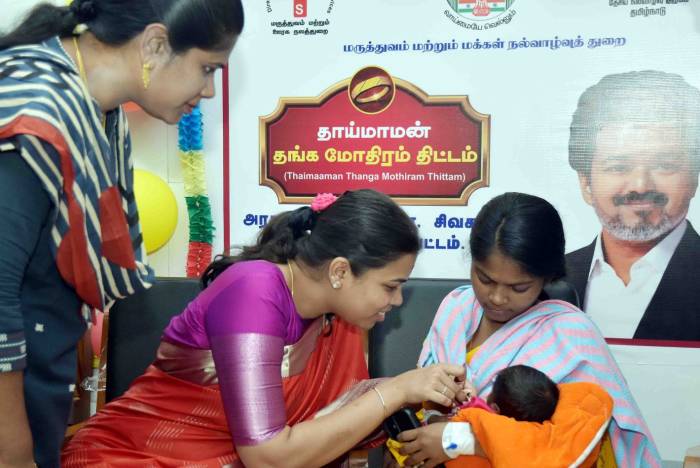 தொழில், முதலீட்டு ஊக்குவிப்பு மற்றும் வர்த்தகத்துறை அமைச்சர்  அவர்கள்  தாய்மாமன் தங்க மோதிரம் திட்டத்தின் கீழ் குழந்தைகளுக்கு தங்க மோதிரங்களை வழங்கினார்.