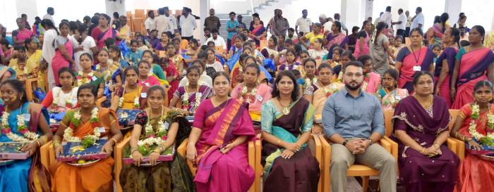 தொழில், முதலீட்டு ஊக்குவிப்பு மற்றும் வர்த்தகத்துறை அமைச்சர்  அவர்கள் கர்ப்பிணி தாய்மார்களுக்கு சமுதாய வளைகாப்பினை முன்னிட்டு சீர்வரிசை பொருட்களை வழங்கினார்.