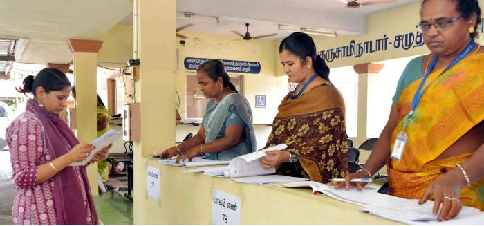 வாக்காளர் பட்டியலில் பெயர் சேர்ப்பதற்காக நடைபெற்ற சிறப்பு முகாமினை   மாவட்ட ஆட்சித்தலைவர் அவர்கள் பார்வையிட்டு ஆய்வு செய்தார்.