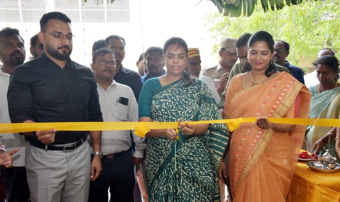 தொழில், முதலீட்டு ஊக்குவிப்பு மற்றம் வர்த்தகத்துறை அமைச்சர் செல்வி ச.கீர்த்தனா அவர்கள் சிவகாசியில்  ரூ.2.60 கோடி மதிப்பில் கட்டப்பட்டுள்ள புதிய கட்டடங்களை திறந்து வைத்தார்.