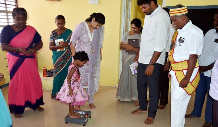திருச்சுழி ஊராட்சி ஒன்றிய பகுதிகளில் நடைபெற்றுவரும் வளர்ச்சித்திட்ட பணிகள் குறித்து மாவட்ட ஆட்சித்தலைவர் அவர்கள் பார்வையிட்டு ஆய்வு செய்தார்.