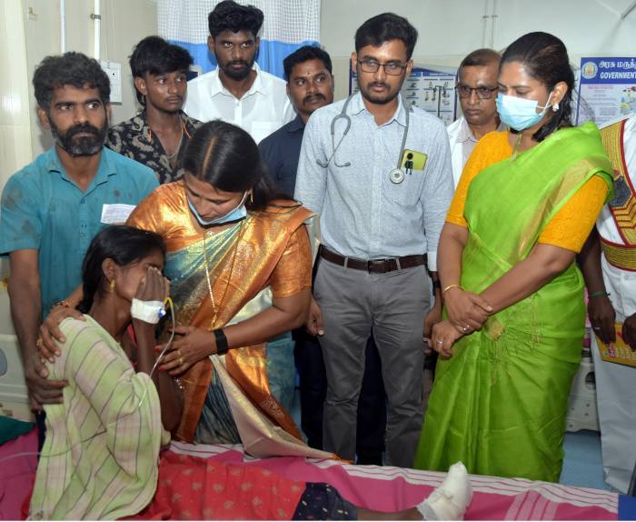 சமூக நலன் மற்றும் மகளிர் உரிமைத்துறை அமைச்சர் அவர்கள் கனமழையினால் வீட்டின் சுவர் இடிந்து விழுந்து மரணமடைந்தவரின் குடும்பத்தினருக்கு ரூ.4 இலட்சத்திற்கான நிவாரணத்தொகை ஆணையினை வழங்கினார்.