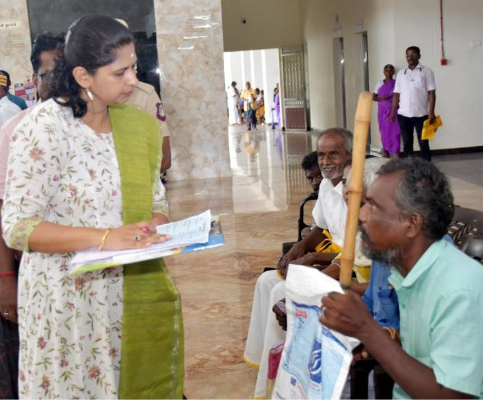 மாவட்ட ஆட்சித்தலைவர் அவர்கள் தலைமையில் மக்கள் குறைதீர்க்கும் நாள் கூட்டம் நடைபெற்றது.